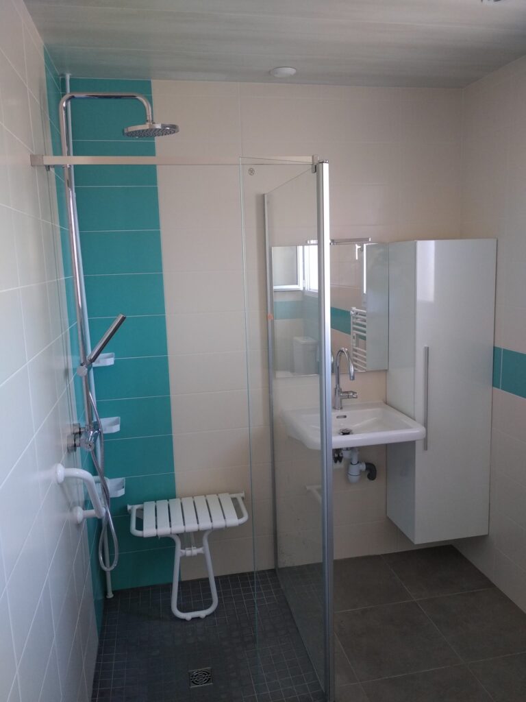salle de bains adaptée PMR