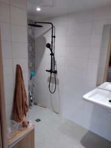 création salle de bains adaptée PMR (2)